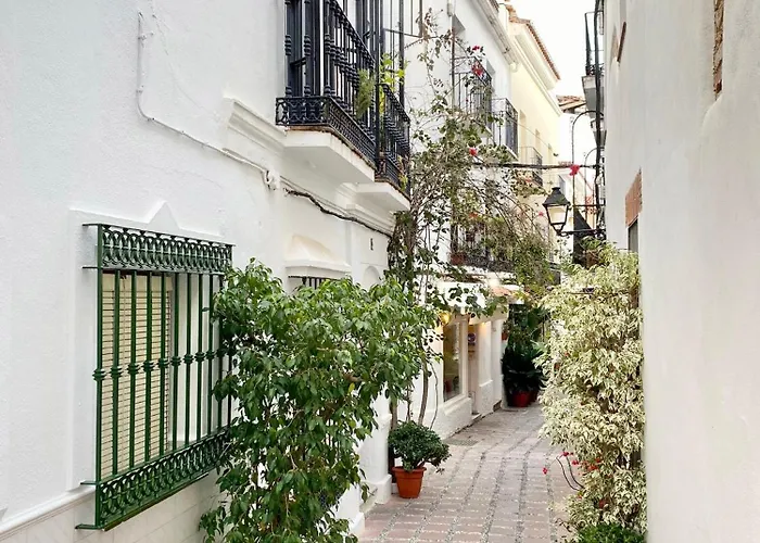 The Center Flat- Eaw Homes * Marbellac